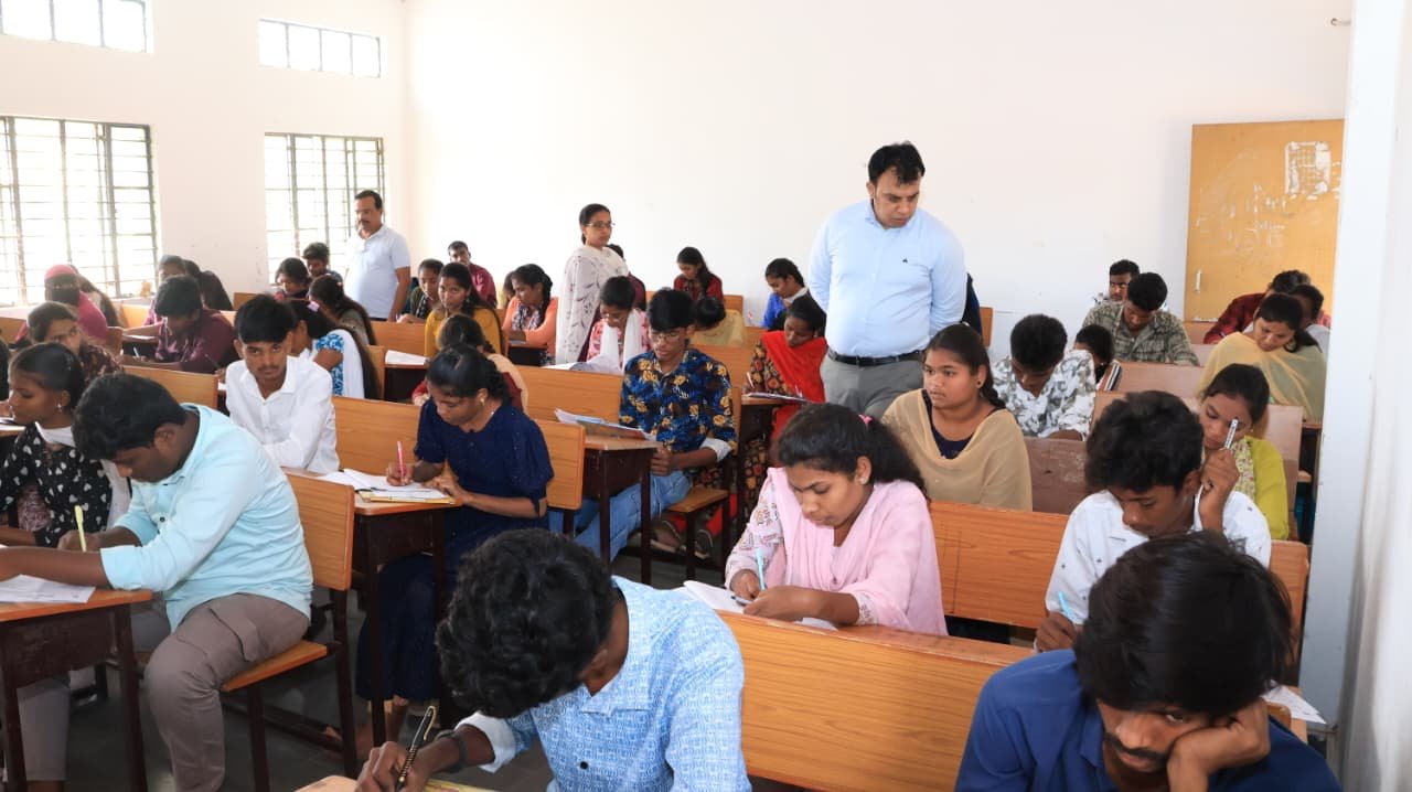 మార్చ్ 10 జనగాం   ఇంటర్మీడియట్‌ వార్షిక పరీక్షల నిర్వహణను మంగళవారం కలెక్టర్‌   సందీప్ కుమార్ ఝా  ఆకస్మికంగా పరిశీలిం చారు. 